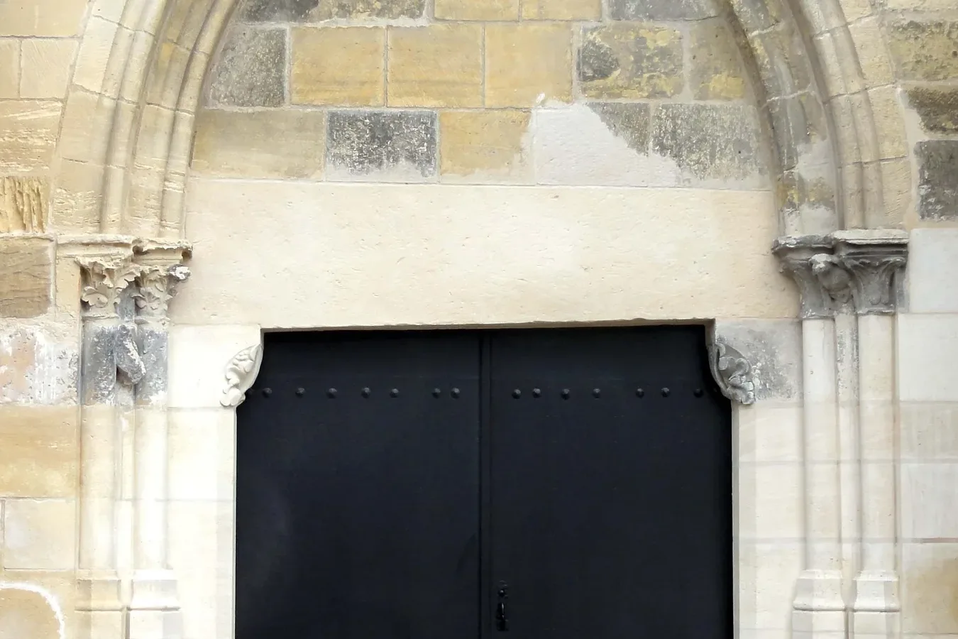 Le porche nord-ouest asymétrique de l'église Saint-Martin de Triel-sur-Seine